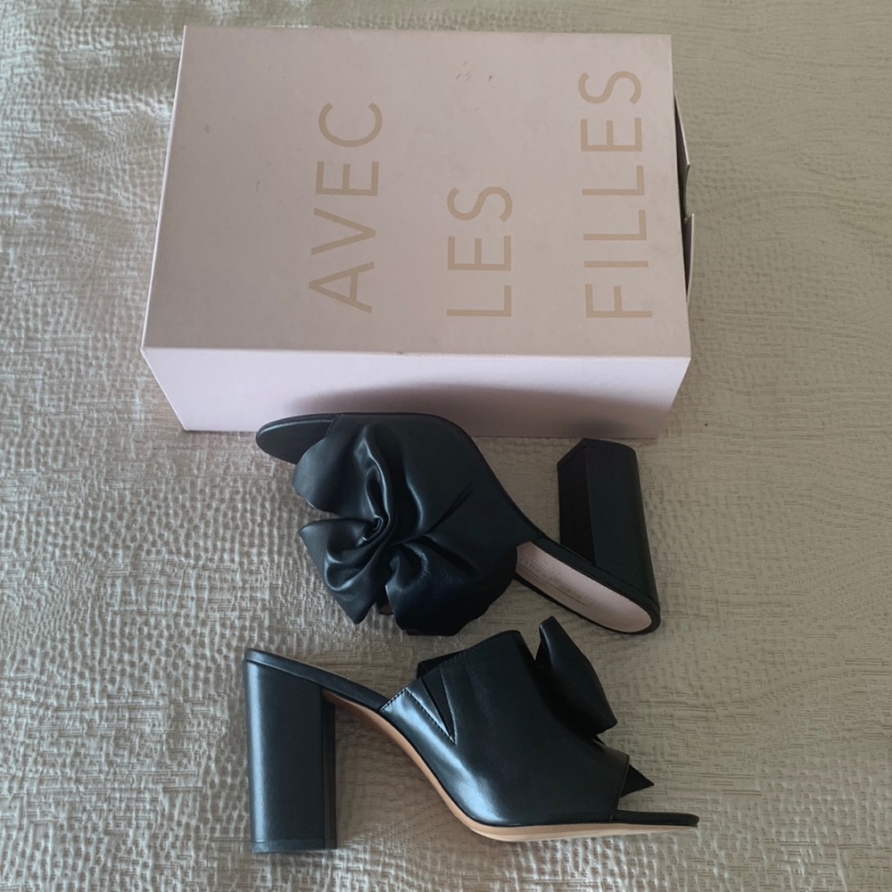 Black bow pumps
